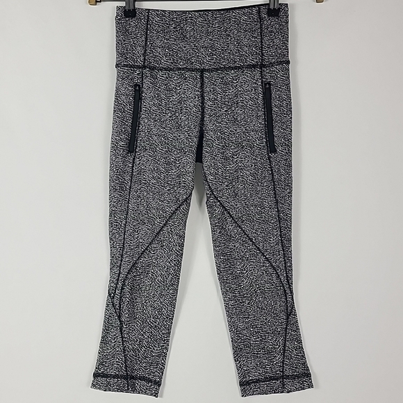 Lululemon Black & White Print Cropped Zipper Leggings Size 4 Inseam 19" - Picture 1 of 11